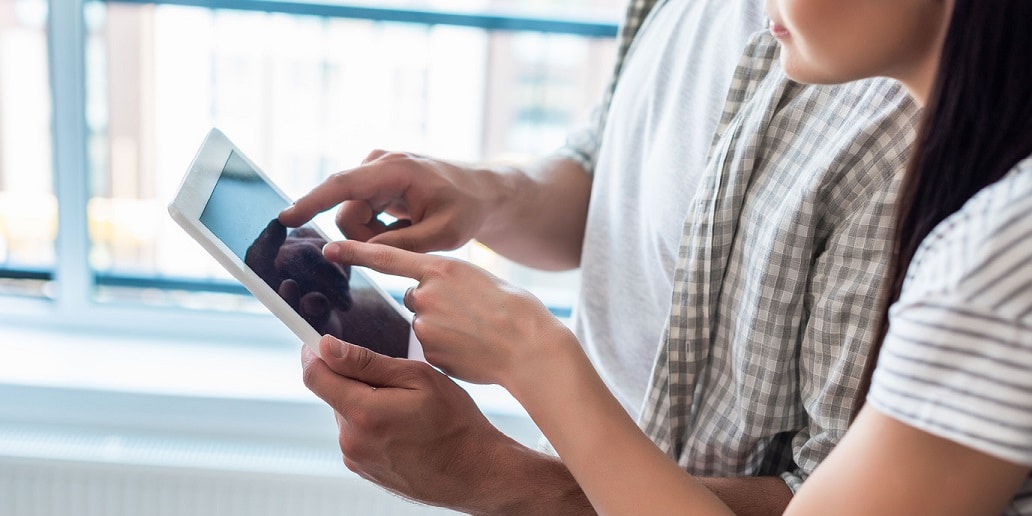 Paar bedient Smarthome mit Tablet