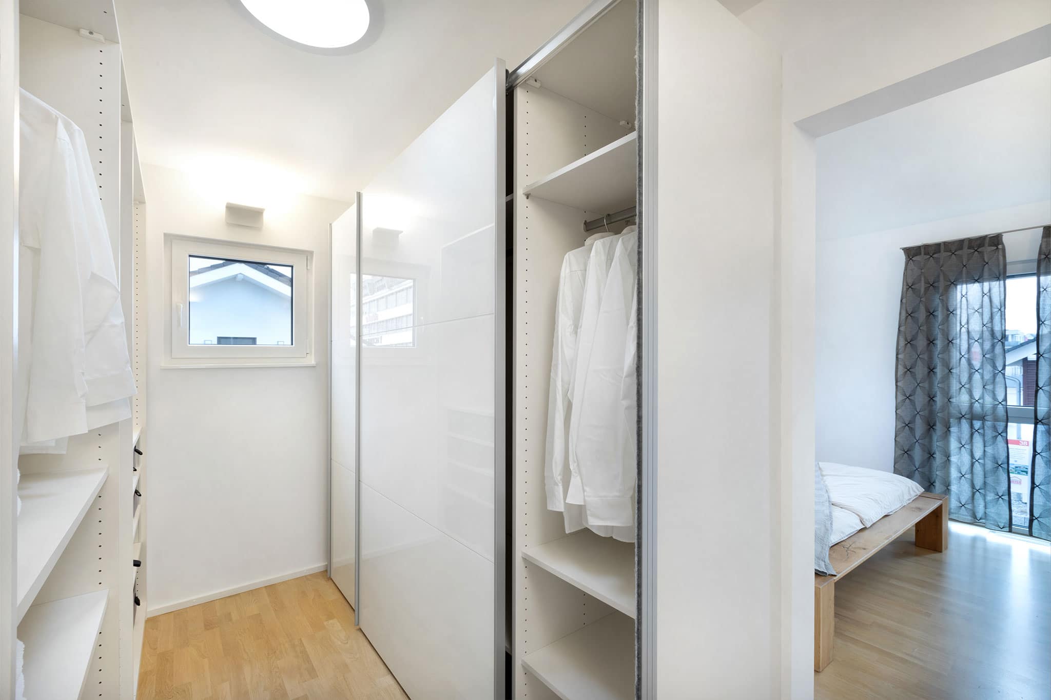 musterhaus-fellbach-ankleideraum-am-schlafzimmer