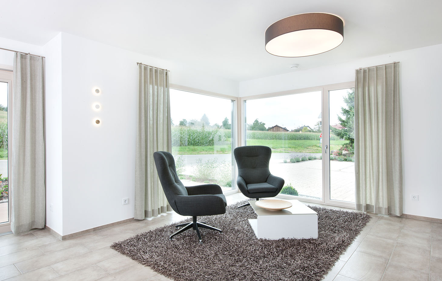 Musterhaus – Weissach im Tal-wohnzimmer-mit-gemuetlichen-sesseln