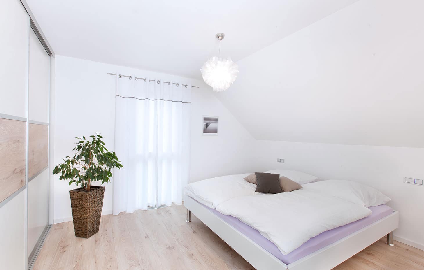 Musterhaus – Weissach im Tal-elternschlafzimmer-in-weiß