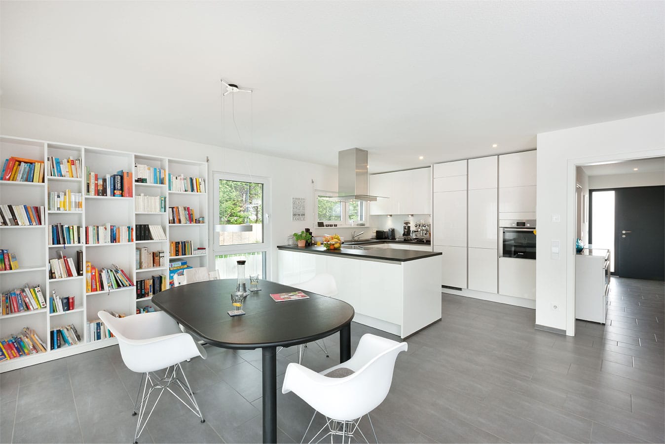 Esszimmer-mit-Bibliothek