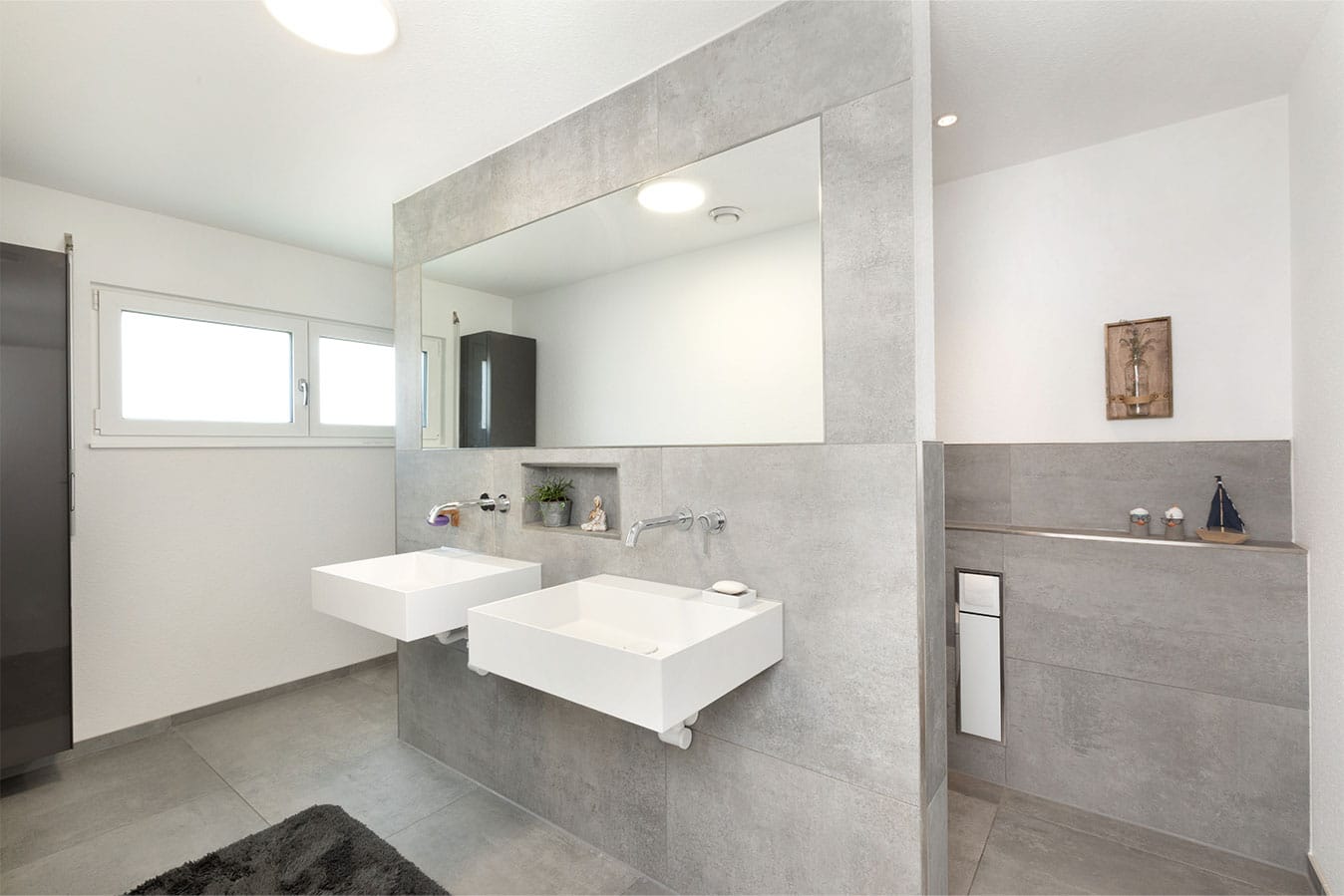 Graues-Familienbadezimmer-mit-Waschbecken-WC-und-Dusche