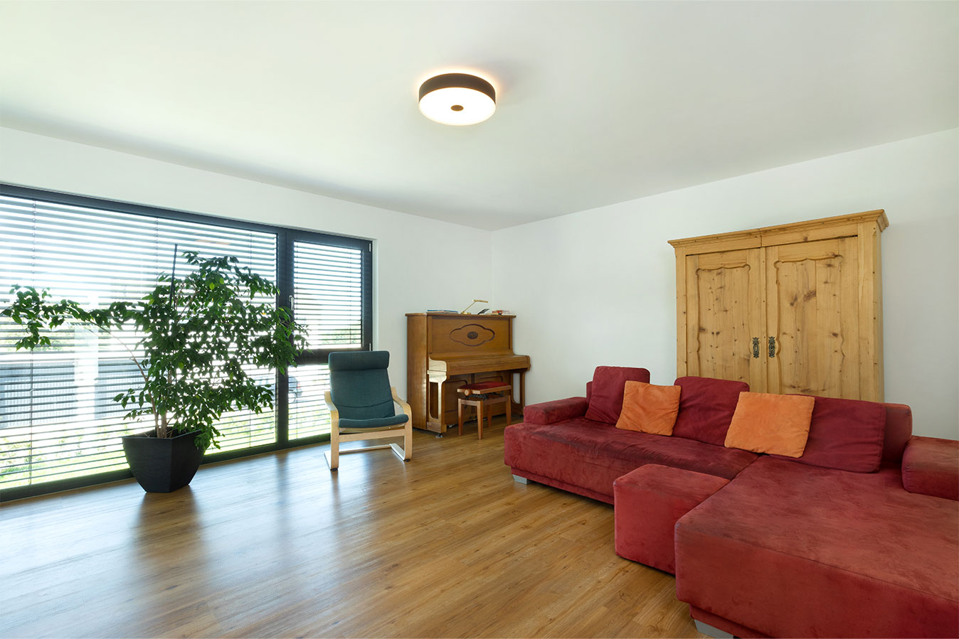 Grosszuegiges-wohnzimmer-mit-klavier