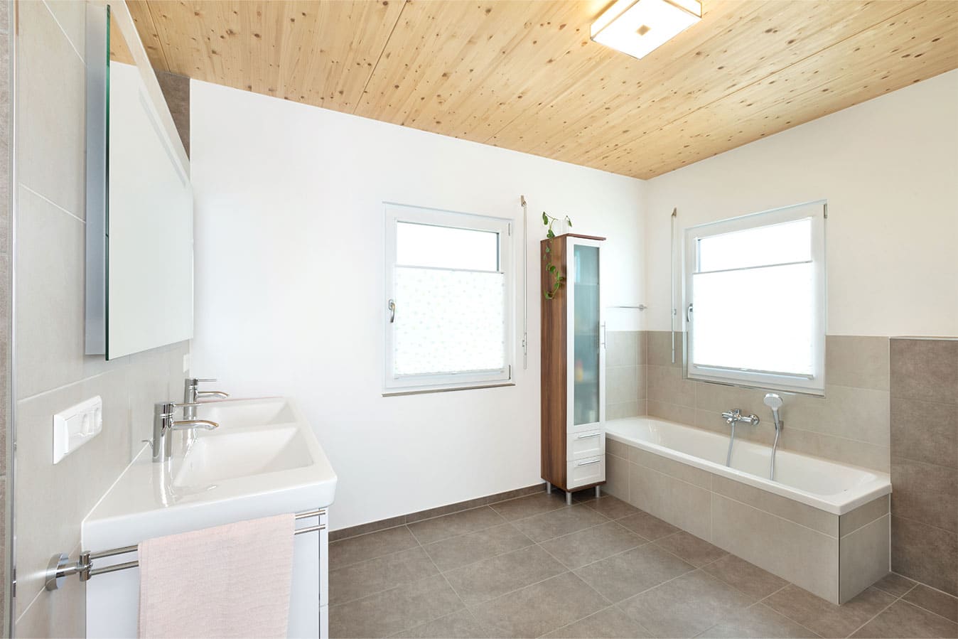 Hauptbadezimmer-mit-Badewanne-in-erdtoenen