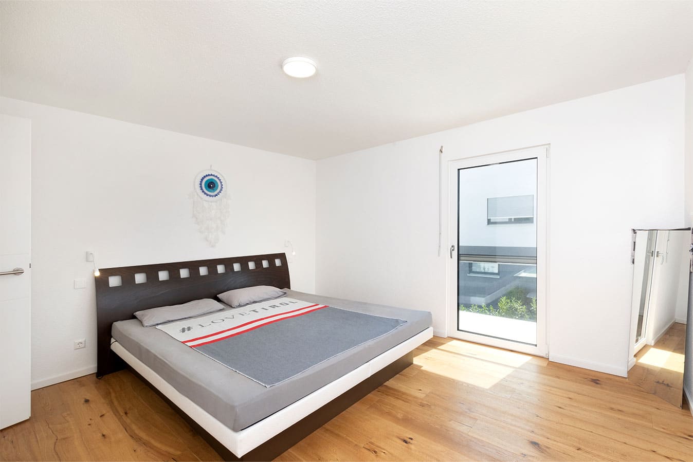 Helles-Elternschlafzimmer-mit-angrenzender-Ankleide