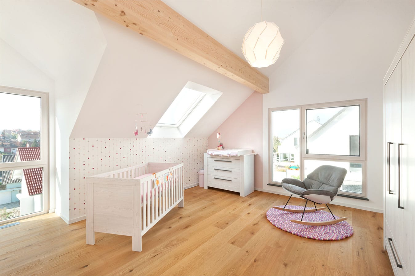 Kinderzimmer-fuer-Maedchen-mit-viel-Tageslicht