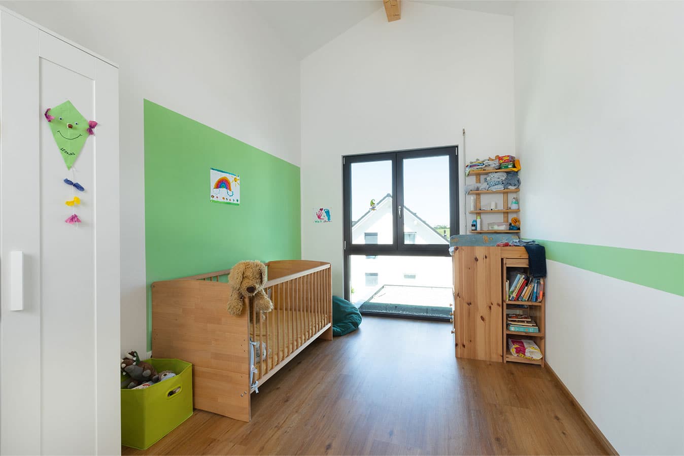 Kinderzimmer-mit-viel-Tageslicht