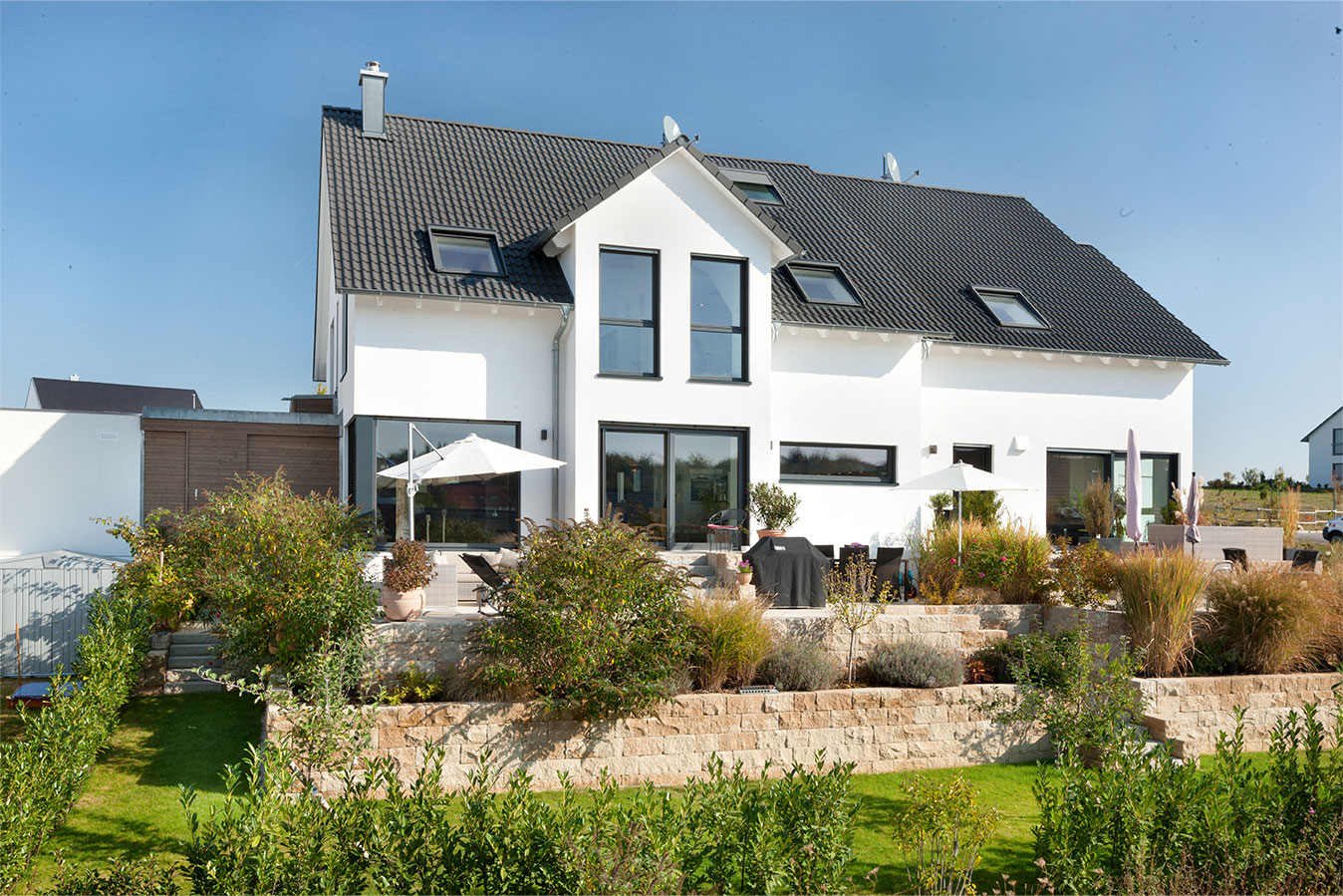 Moderne-Doppelhaushaelfte-mit-Sonnenterrasse-zur-Gartenseite