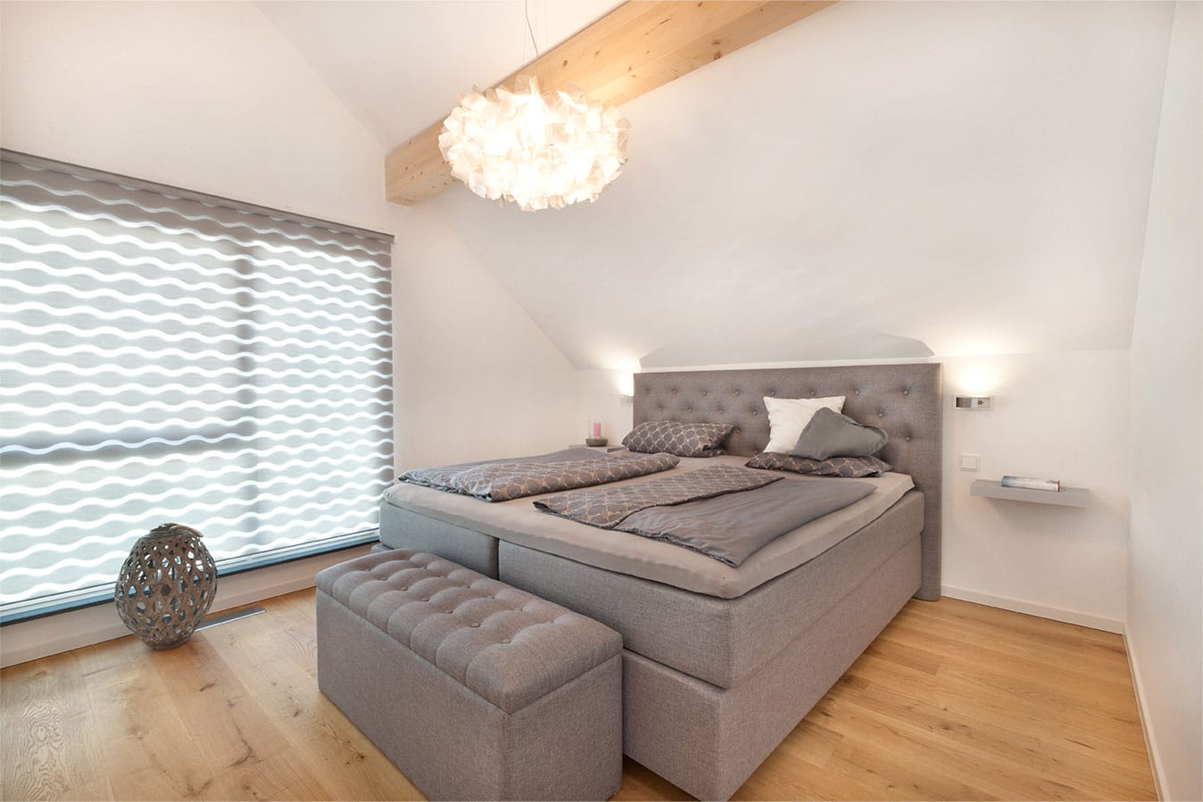 Modernes-Schlafzimmer-in-Weiß-Grau