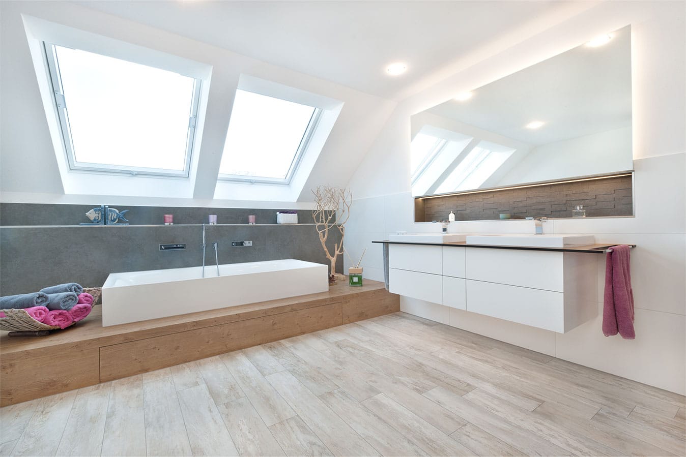 Wellness-Badezimmer-mit-Badewanne-unter-dem-Dachfenster