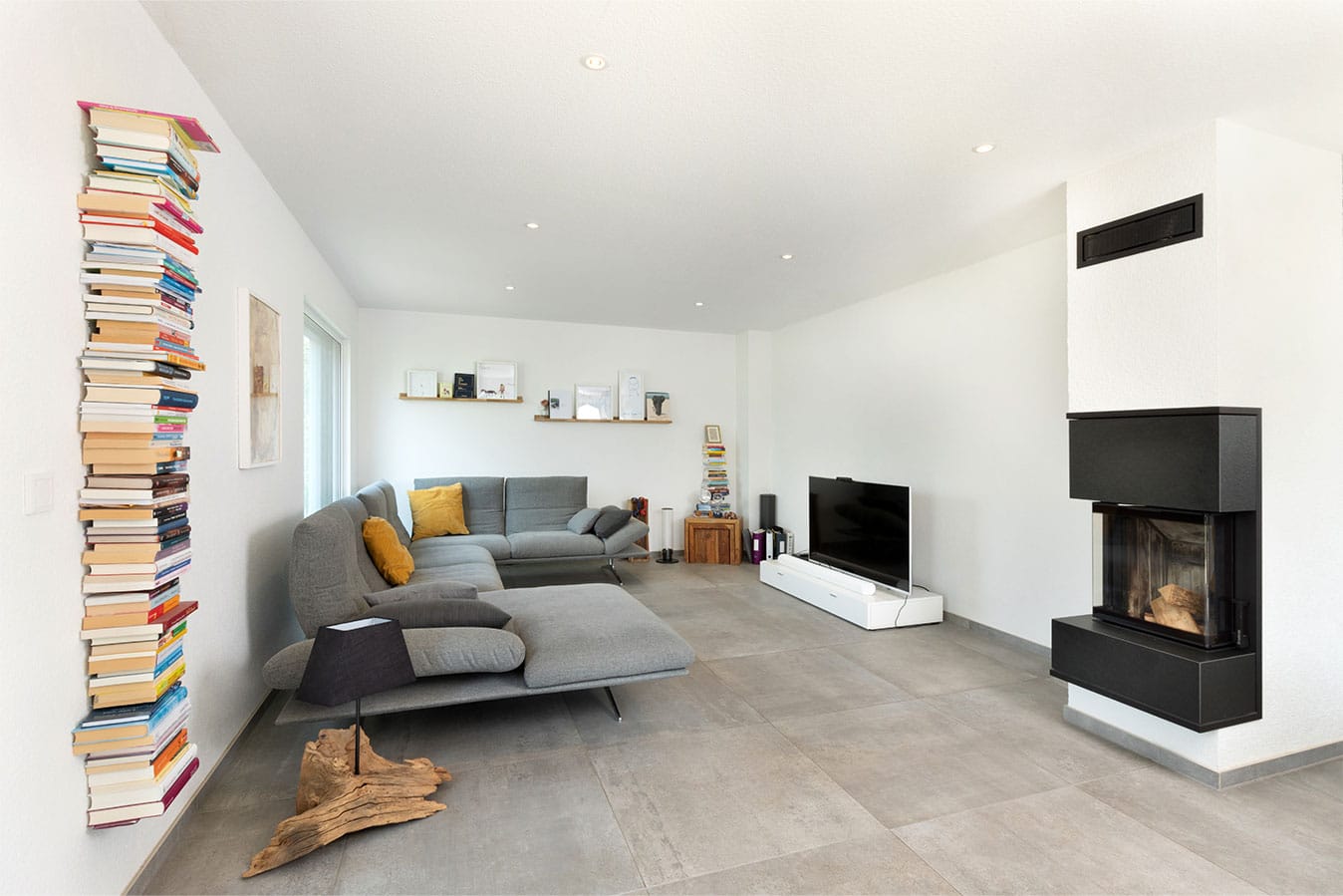 Wohnzimmer-mit-Kaminofen-von-Schiedel