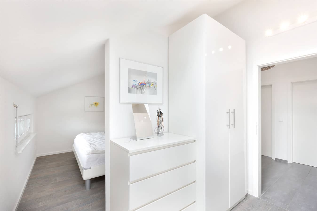ankleidezimmer-als-durchgangszimmer-zum-elternbett