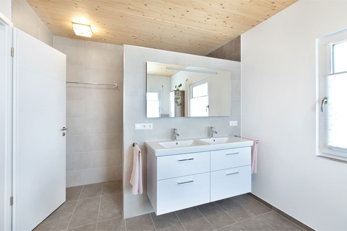 badezimmer-mit-begehbarer-dusche-und-waschtisch