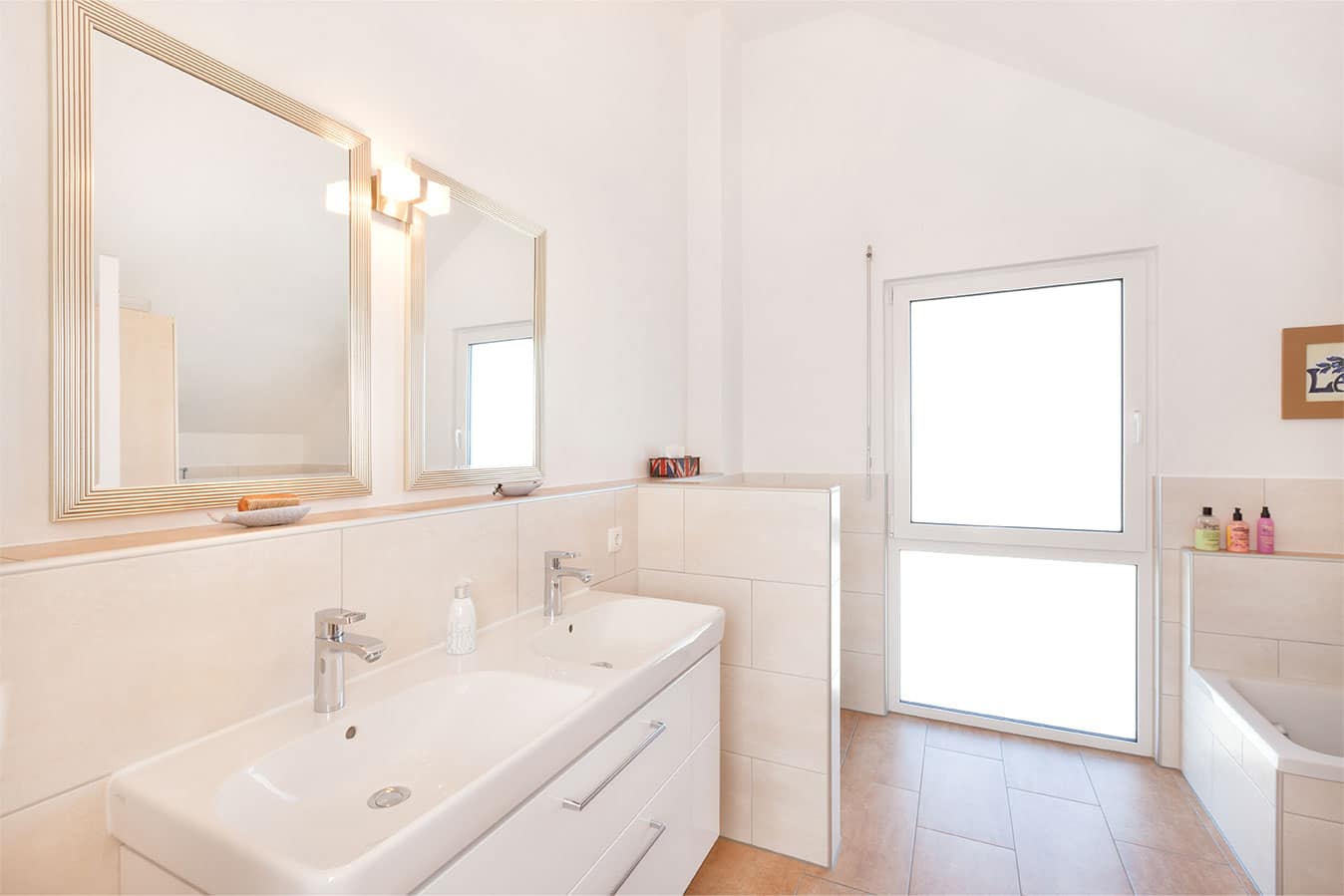 badezimmer-mit-halbhoher-wand-als-sichtschutz-fuer-wc
