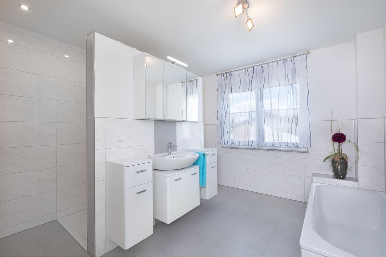 badezimmer-mit-waschbecken-dusche-badewanne-und-wc