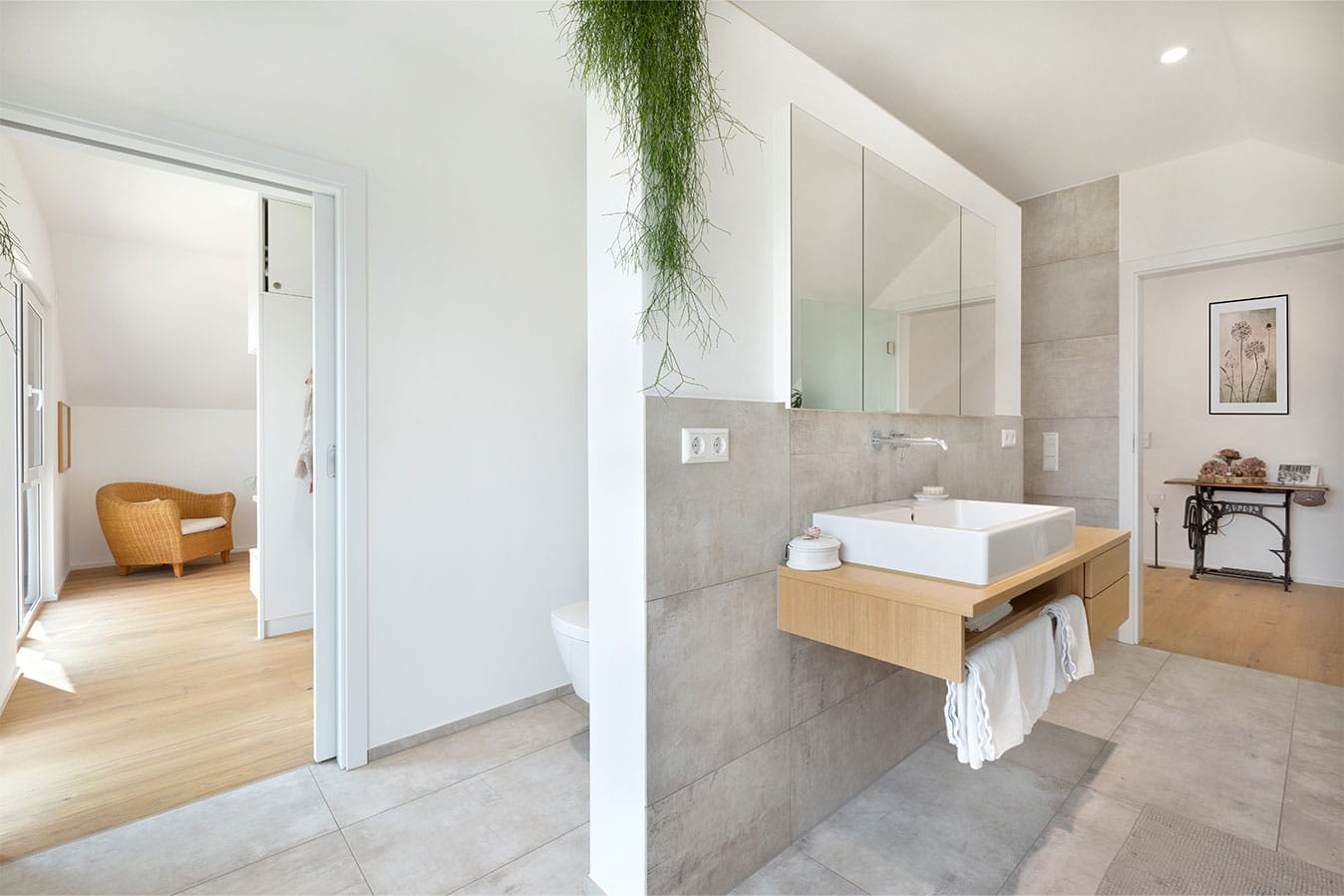 badezimmer-mit-zugang-vom-schlafzimmer-und-flur