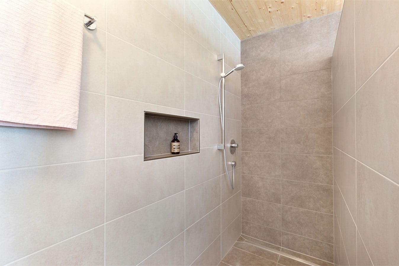 bodenebene-walkin-dusche-mit-ablagenische