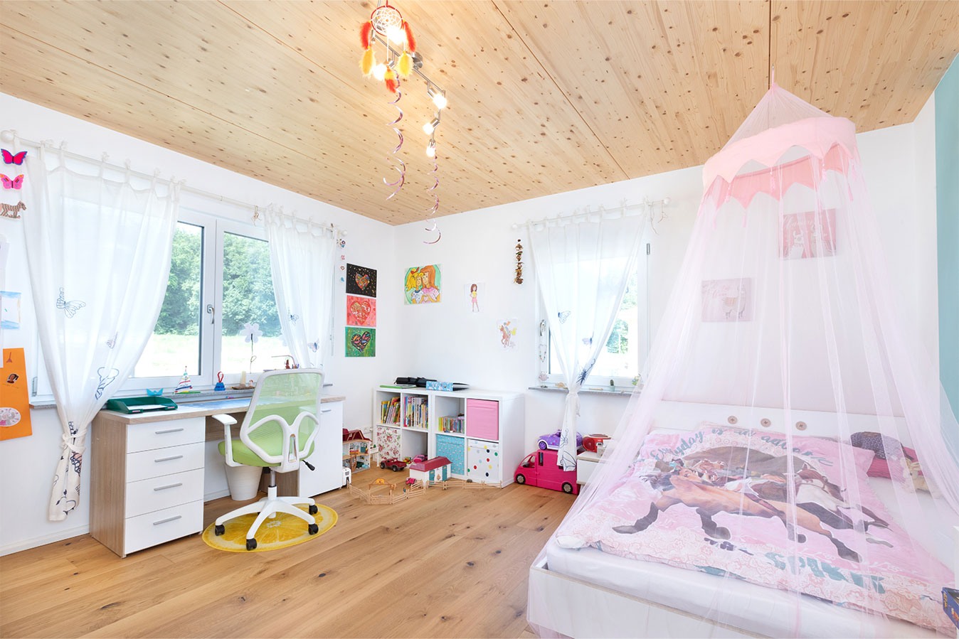 buntes-kinderzimmer-mit-betthimmel