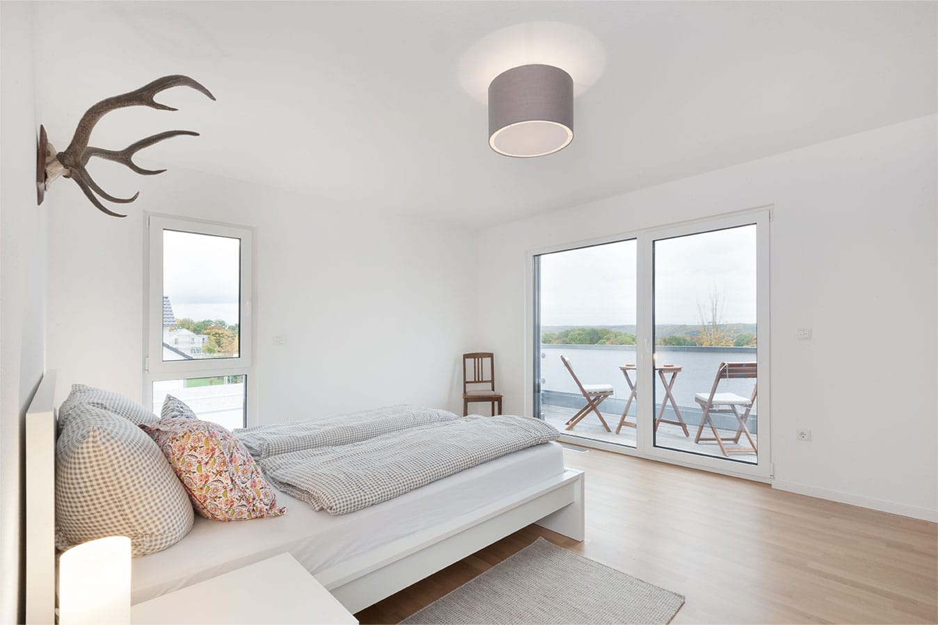 elternschlafzimmer-mit-zugang-zur-schmalen-dachterrasse