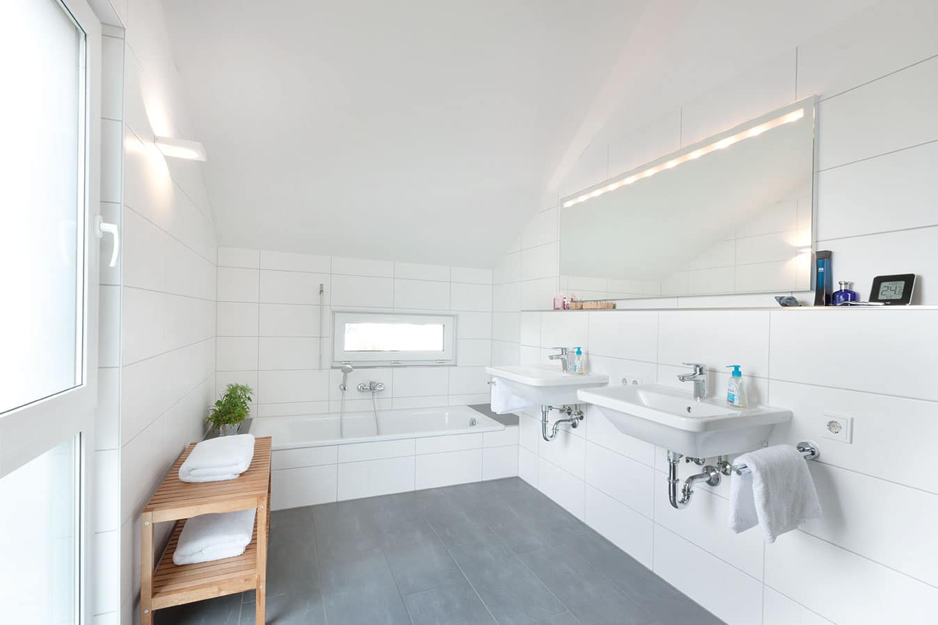familienbadezimmer-mit-badewanne
