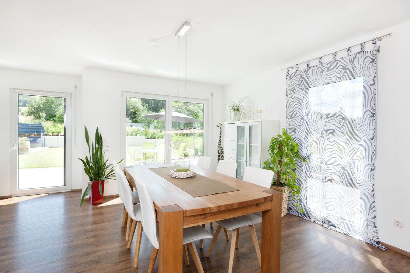 fertighaus-nach-wunsch-mit-hellem-esszimmer-und-direktem-terrassenzugang