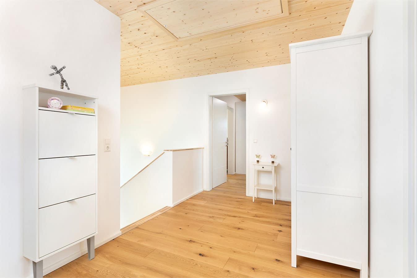 flur-im-obergeschoss-mit-bodeneinschubtreppe-zum-dachboden