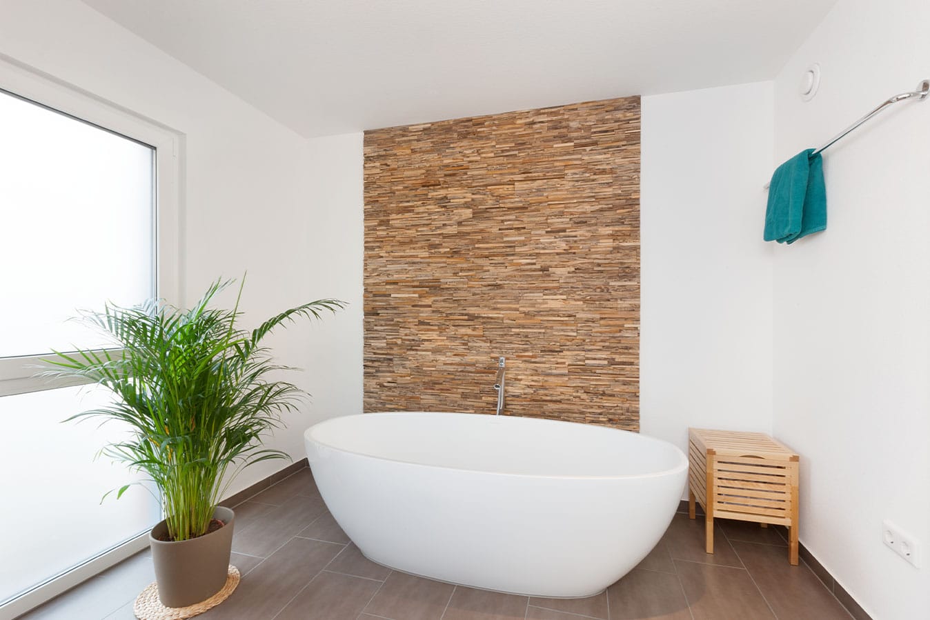 freistehende-badewanne-vor-naturholzwand