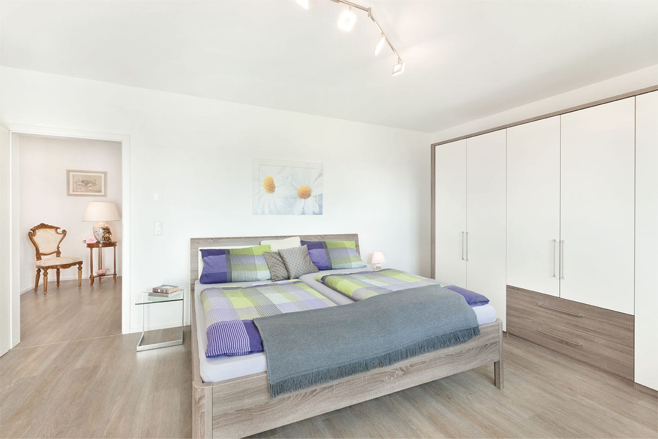 hauptschlafzimmer-mit-stellflaeche-fuer-grossen-kleiderschrank