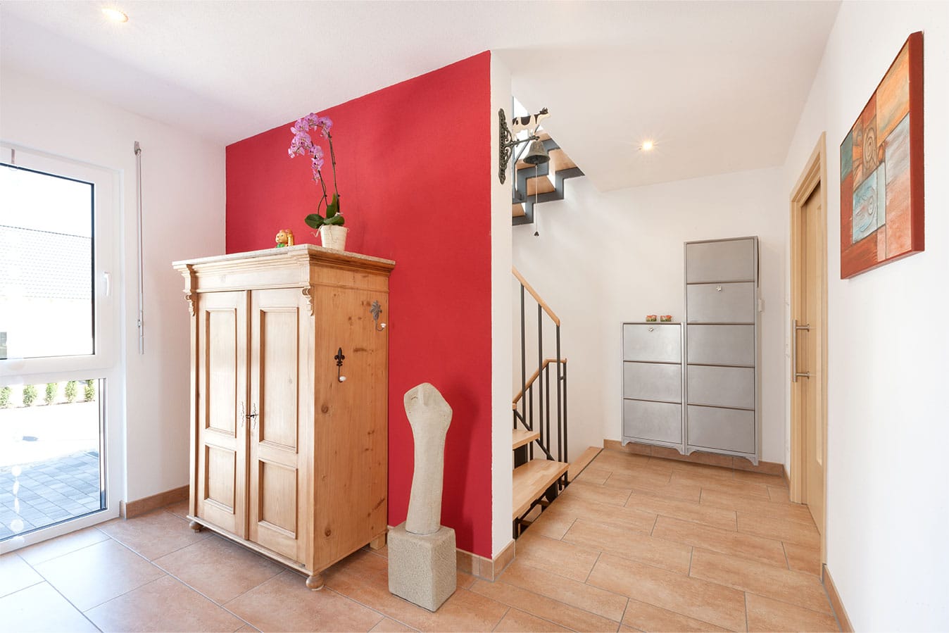 heller-flur-mit-roter-wand-als-akzent