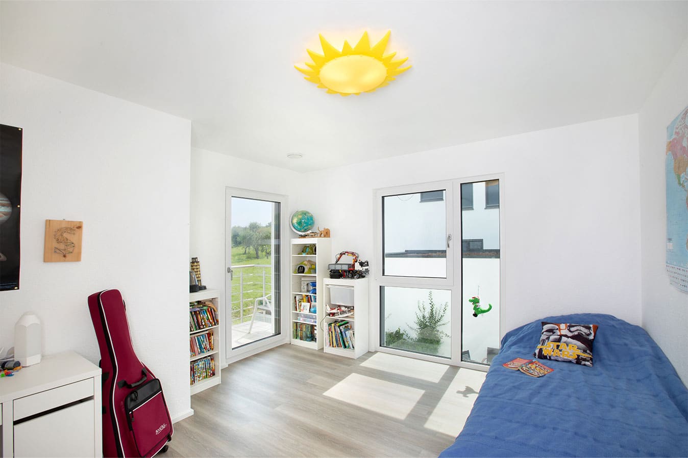 helles-kinderzimmer-mit-balkon
