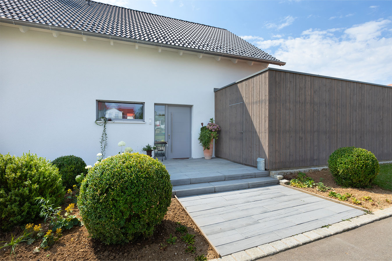 holzverschalter-carport-mit-direktem-zugang-zum-eingangsbereich
