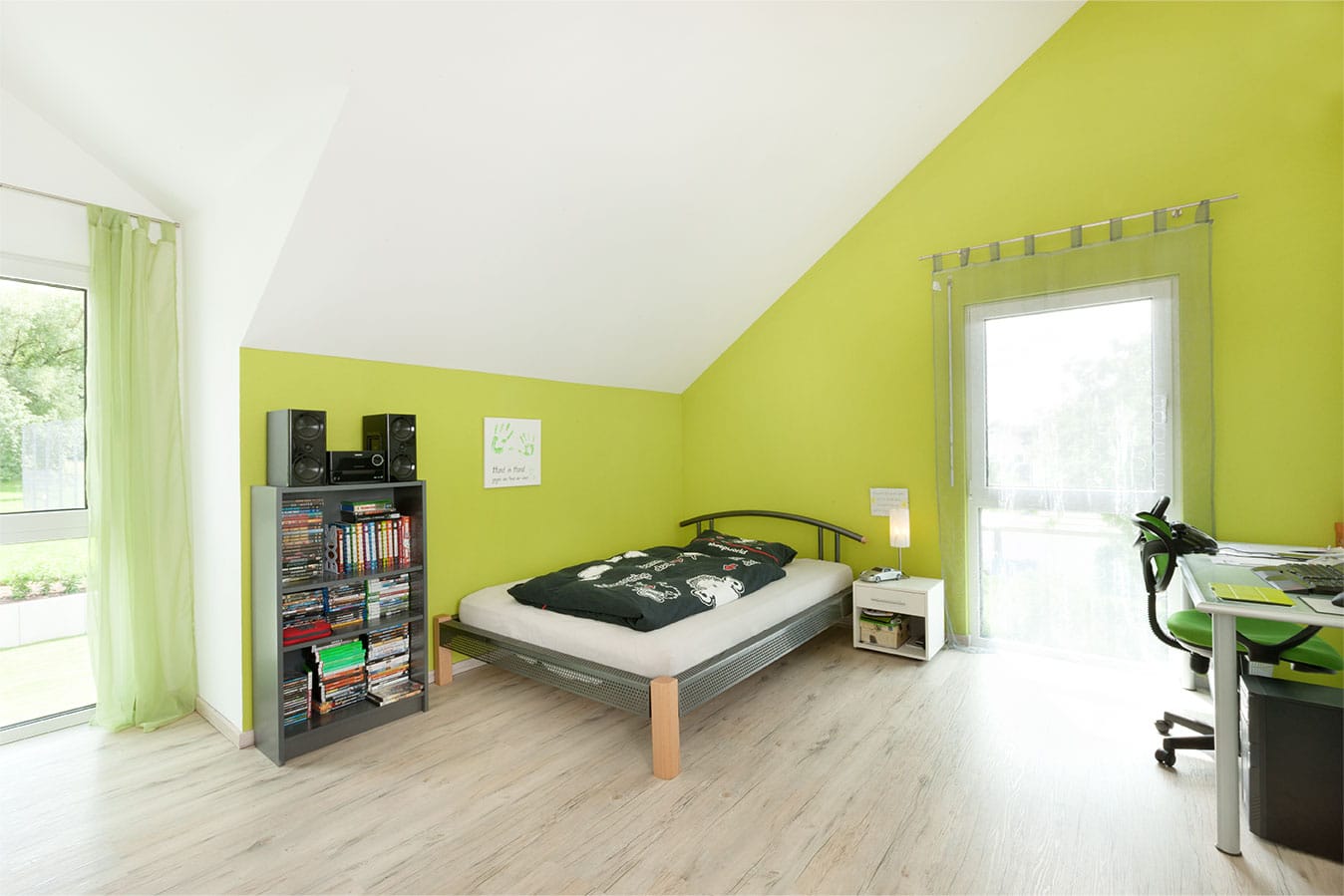 kinder-und-jugendzimmer-mit-gruener-wand
