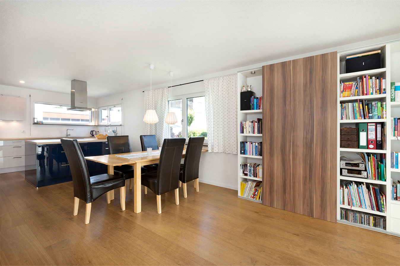 kueche-in-schwarz-weiss-mit-esszimmer