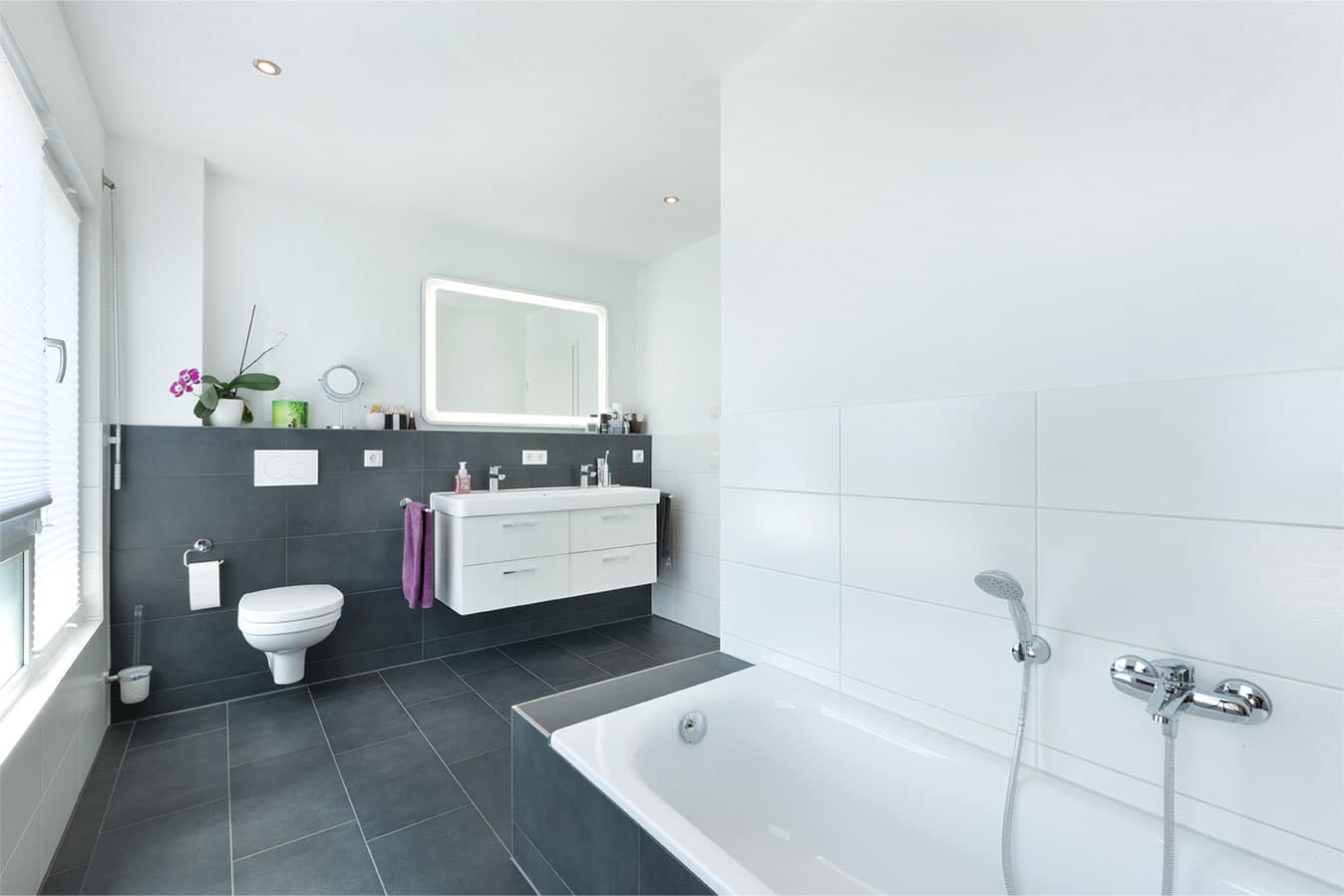 modernes-badezimmer-in-weiss-grau