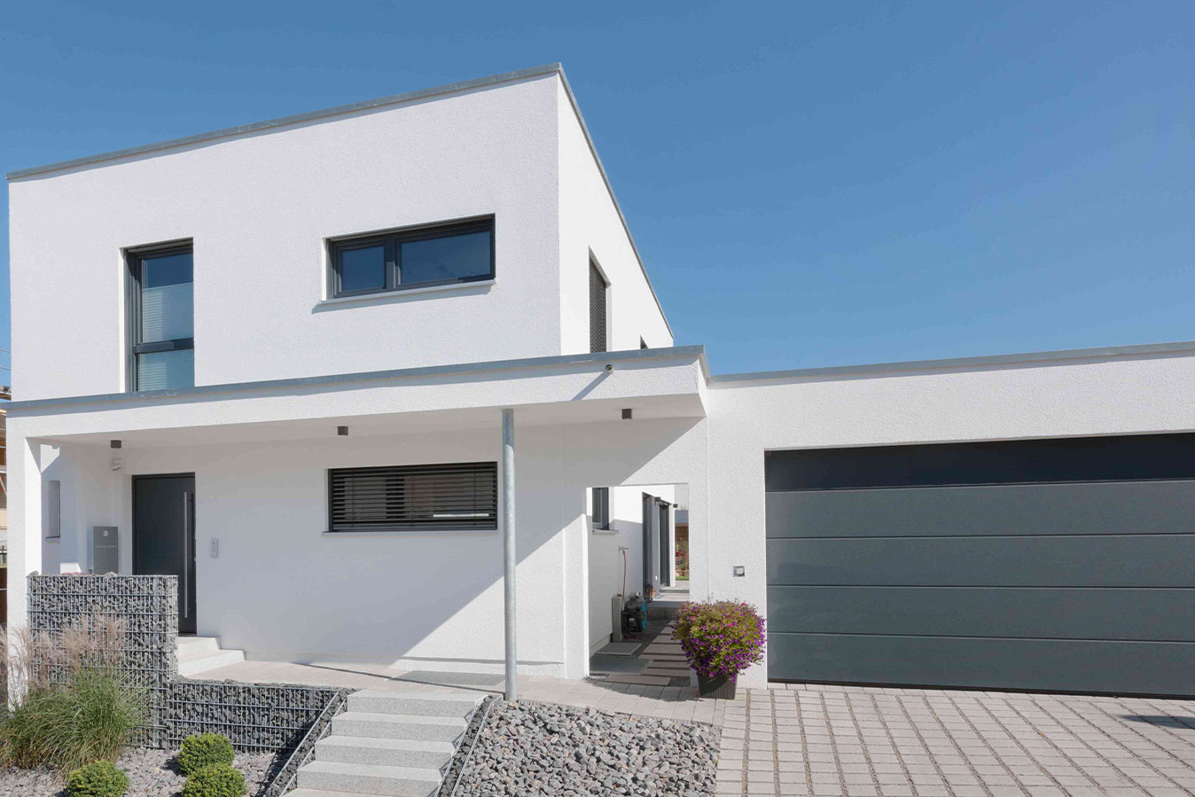 modernes-bauhaus-mit-doppelgarage-und-eingangsueberdachnung