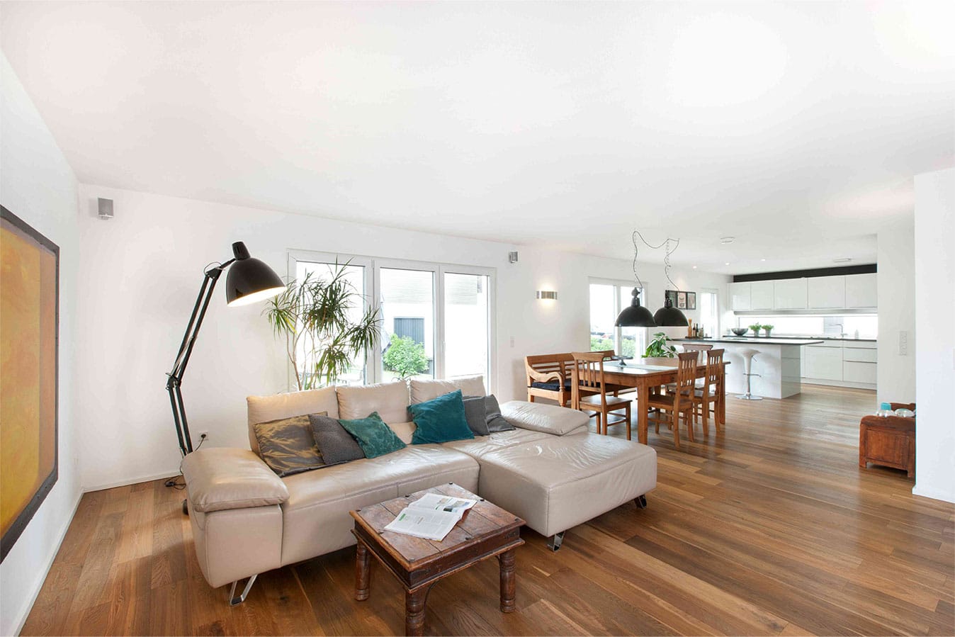 modernes-wohnzimmer-im-anschluss-an-den-essbereich