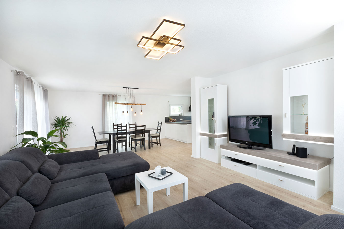 modernes-wohnzimmer-mit-viel-platz-f&uuml;r-ein-grosses-sofa