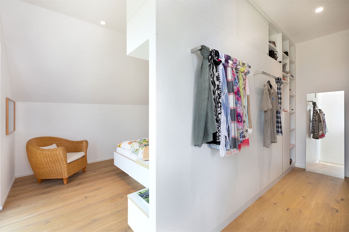 schlafzimmer-mit-angrenzendem-ankleidezimmer