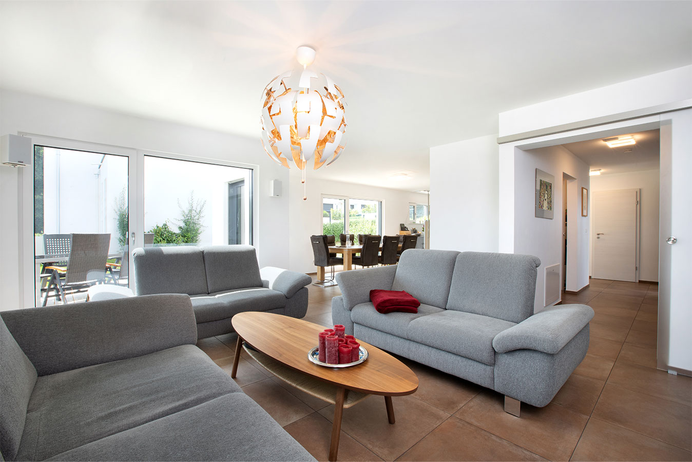 stadthaus-mit-gemuetlichem-wohnzimmer-und-zugang-in-den-garten