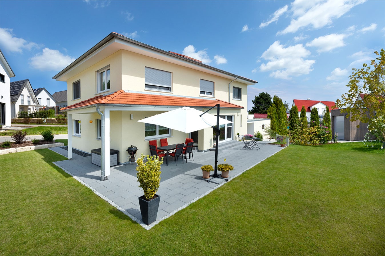 stadtvilla-mit-walmdach-und-abgesetztem-vordach
