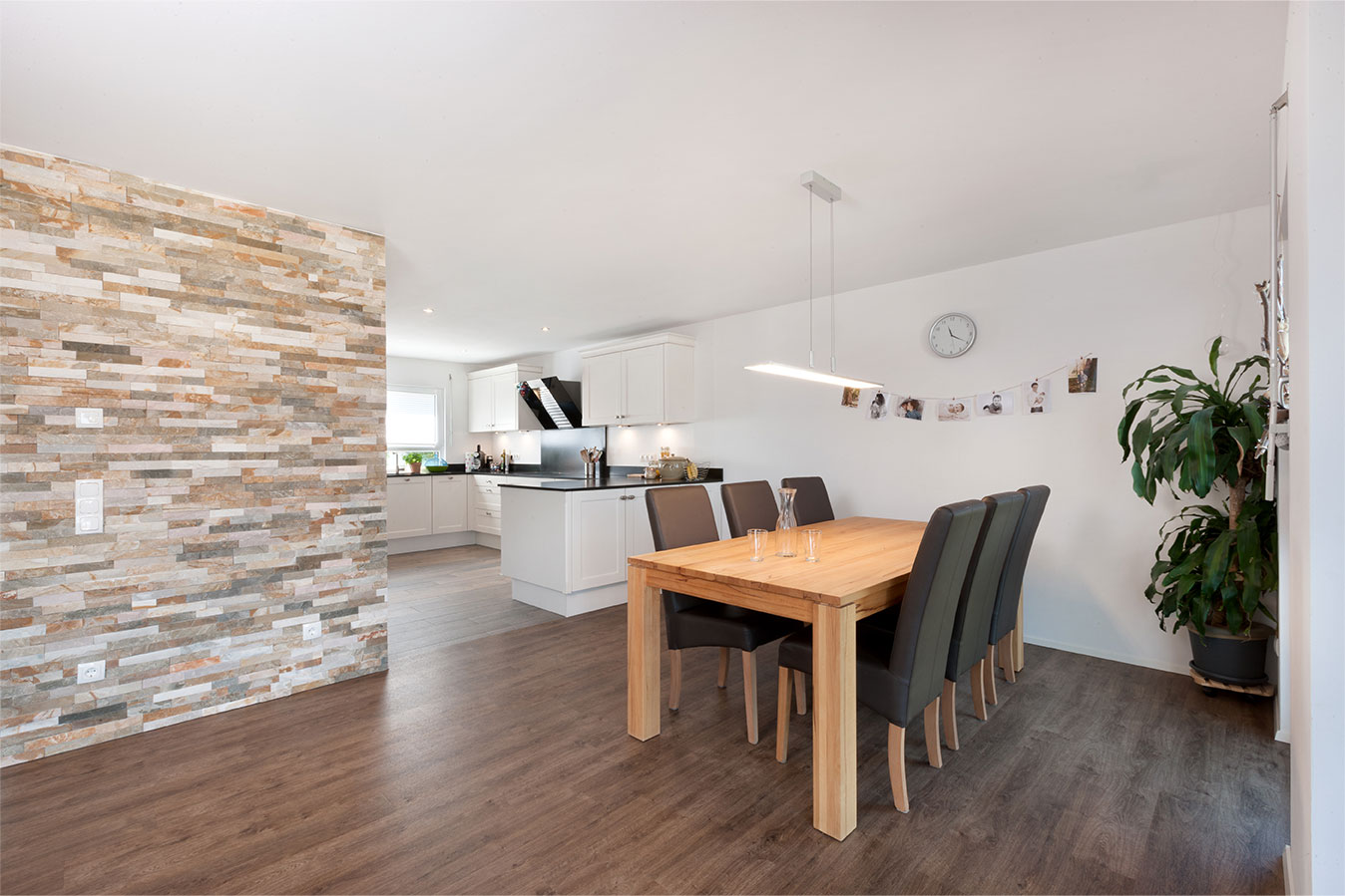 zentrales-esszimmer-mit-natursteinwand