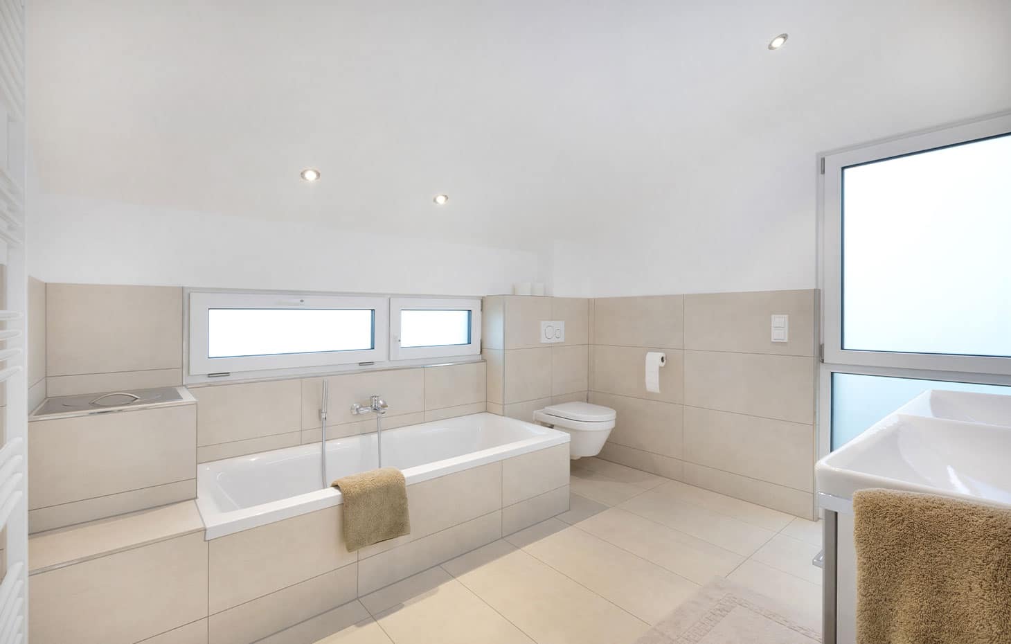 badezimmer-fuer-die-kinder-mit-badewanne-und-waescheabwurf