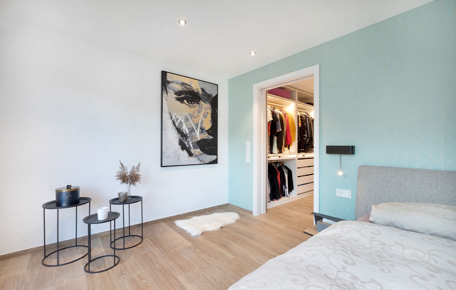 grosszuegiges-elternschlafzimmer-mit-deckenspots