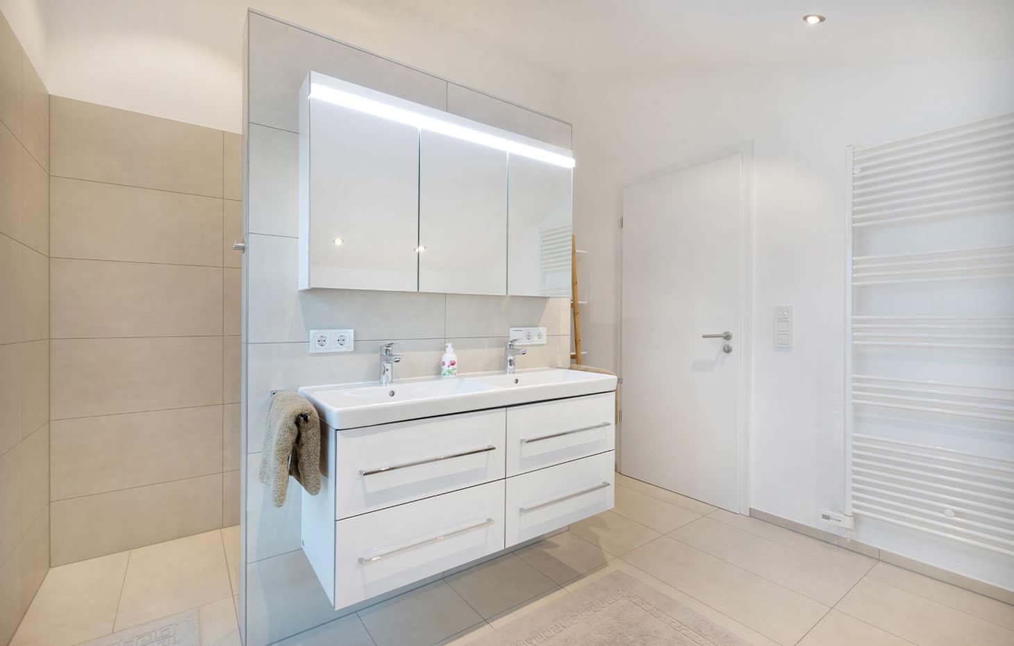 kinderbadezimmer-mit-doppelwaschbecken-und-offener-dusche