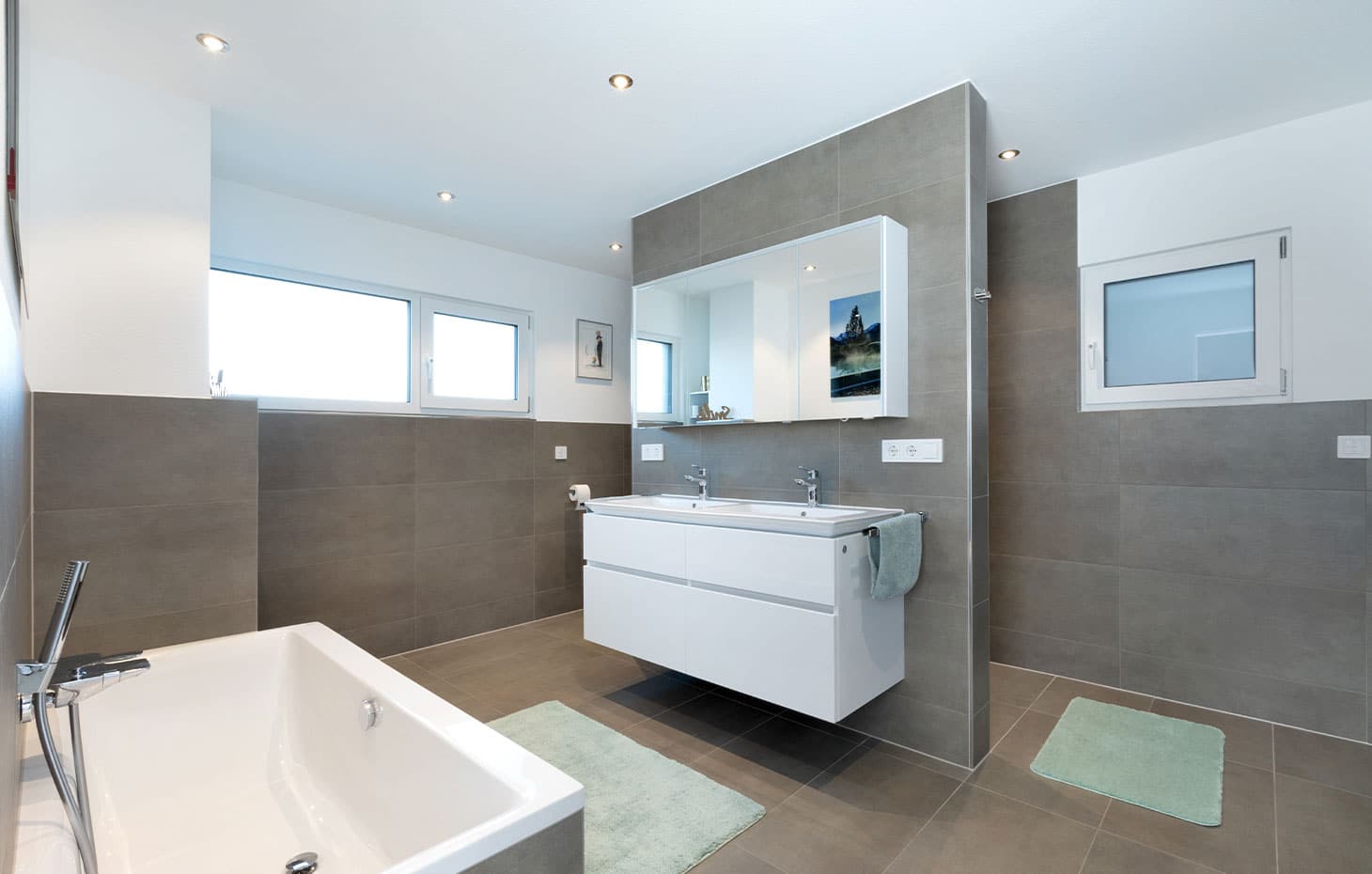 modernes-badezimmer-mit-offener-dusche-und-toilettennische