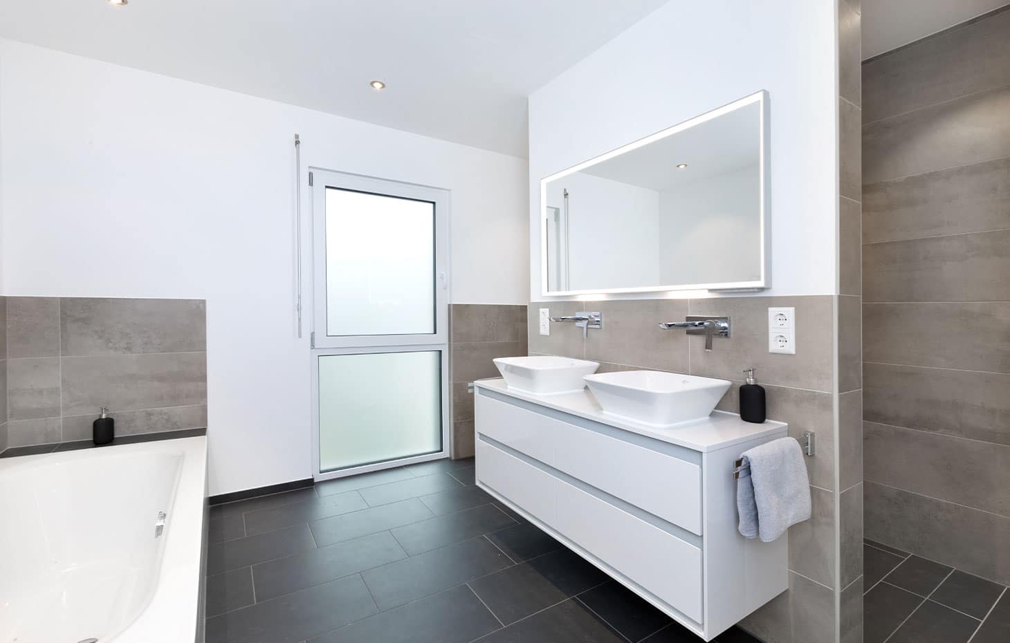 U340-Doppelhaus-mit-Satteldach-Badezimmer-badewanne