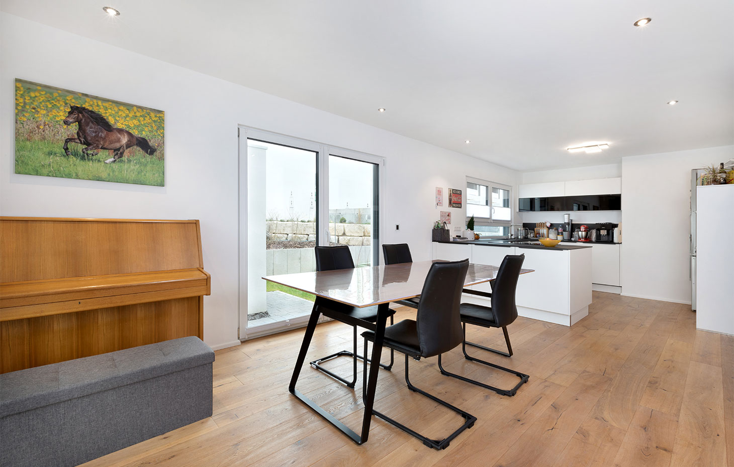 U340-wohnen-esszimmer-esstisch-klavier