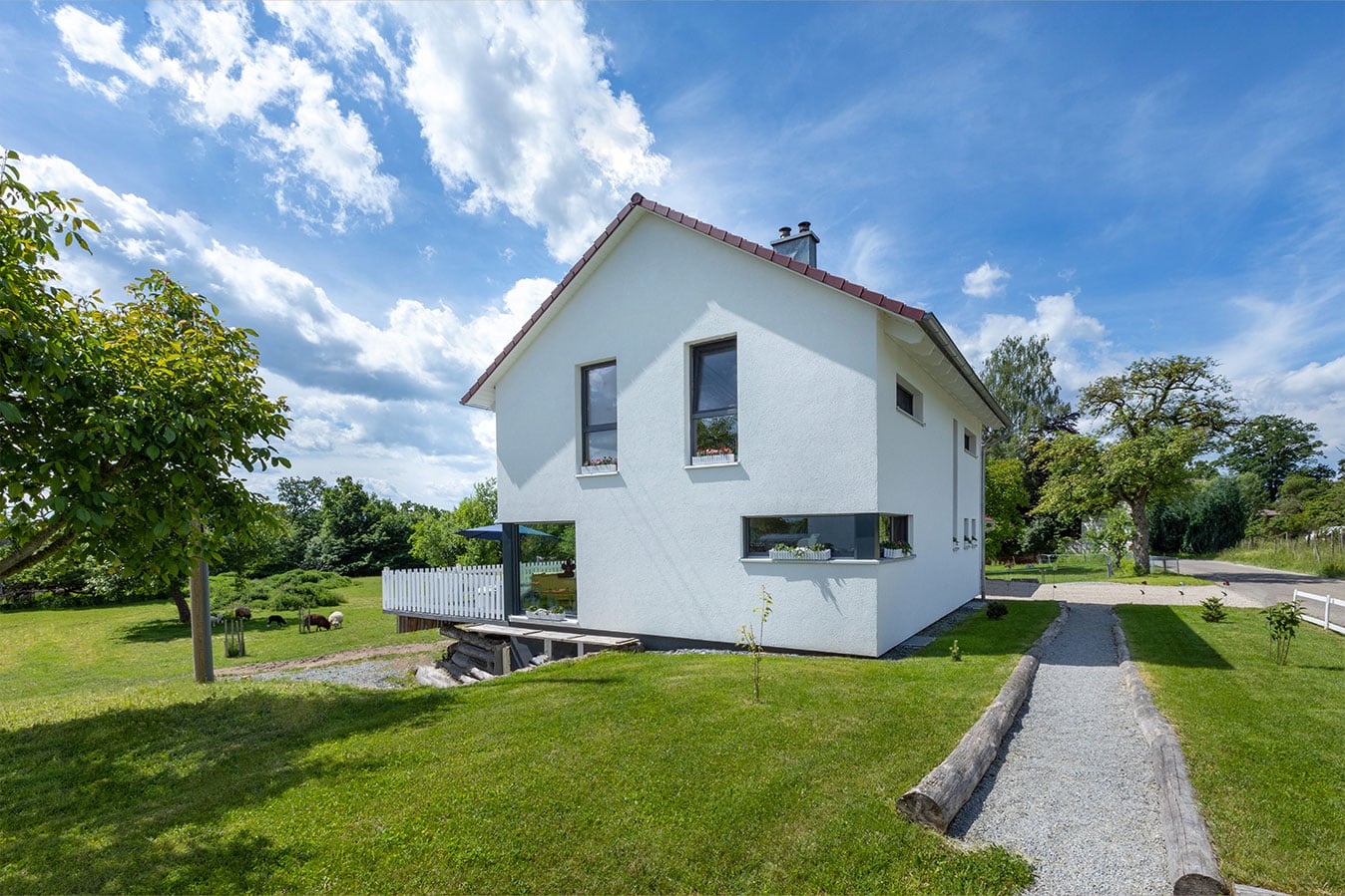 U250-Einfamilienhaus-mit-asymmetrischem-querbau-garten-außen