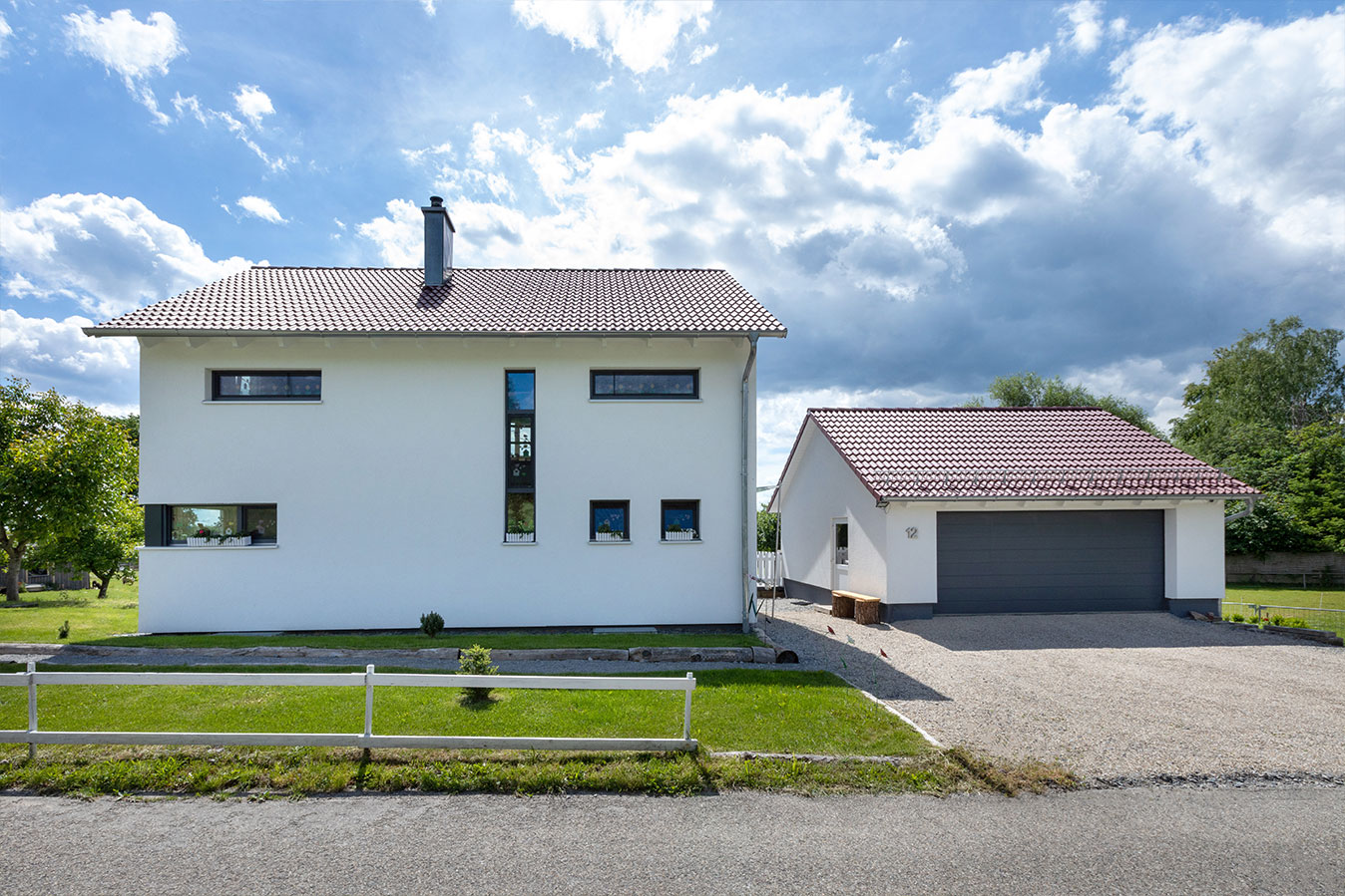 U250-Einfamilienhaus-mit-asymmetrischem-querbau-straßenseite-außen