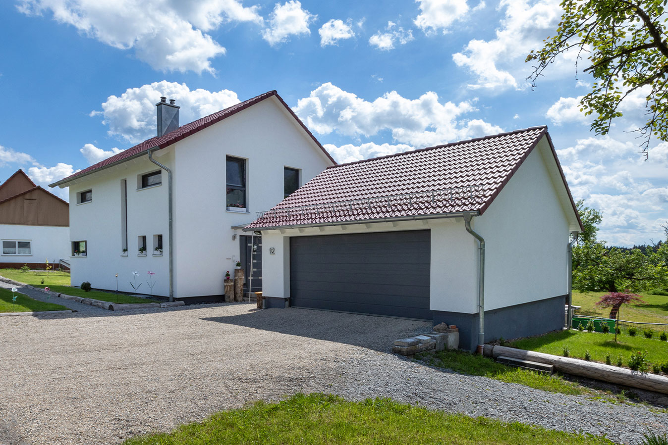U250-Einfamilienhaus-mit-asymmetrischem-querbau-straßenseite-garage